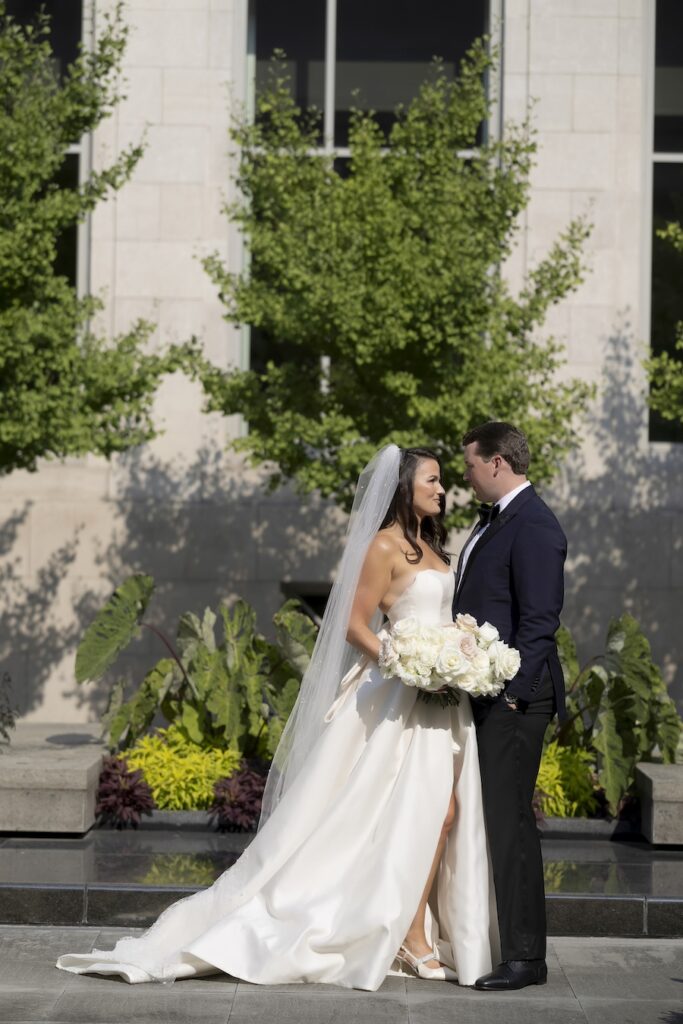 bride and groom at Cincinnati art museum