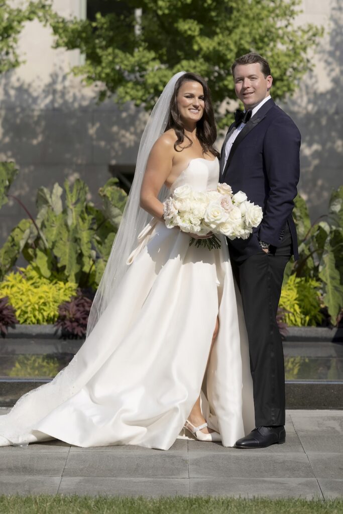 bride and groom at Cincinnati art museum